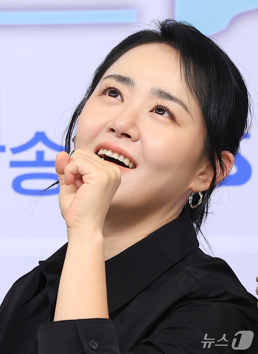 본문 이미지 - 배우 문근영이 30일 서울 양천구 목동 SBS에서 열린 SBS 예능프로그램 '우리들의 발라드2' 제작발표회에 참석해 포즈를 취하고 있다. ⓒ 뉴스1 권현진 기자