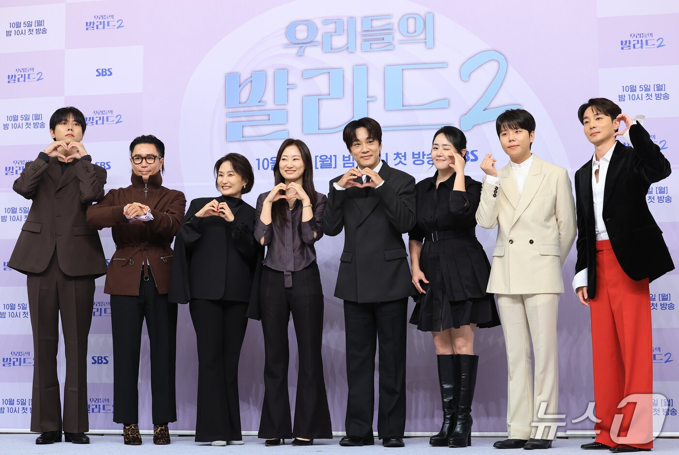 본문 이미지 - 주우재(왼쪽부터)와 정재형, 박경림, 안정현 PD, 차태현, 문근영, 정승환, 로이킴이 30일 서울 양천구 목동 SBS에서 열린 SBS 예능프로그램 '우리들의 발라드2'(우발라2) 제작발표회에 참석해 포즈를 취하고 있다. 2026.9.30 ⓒ 뉴스1 권현진 기자