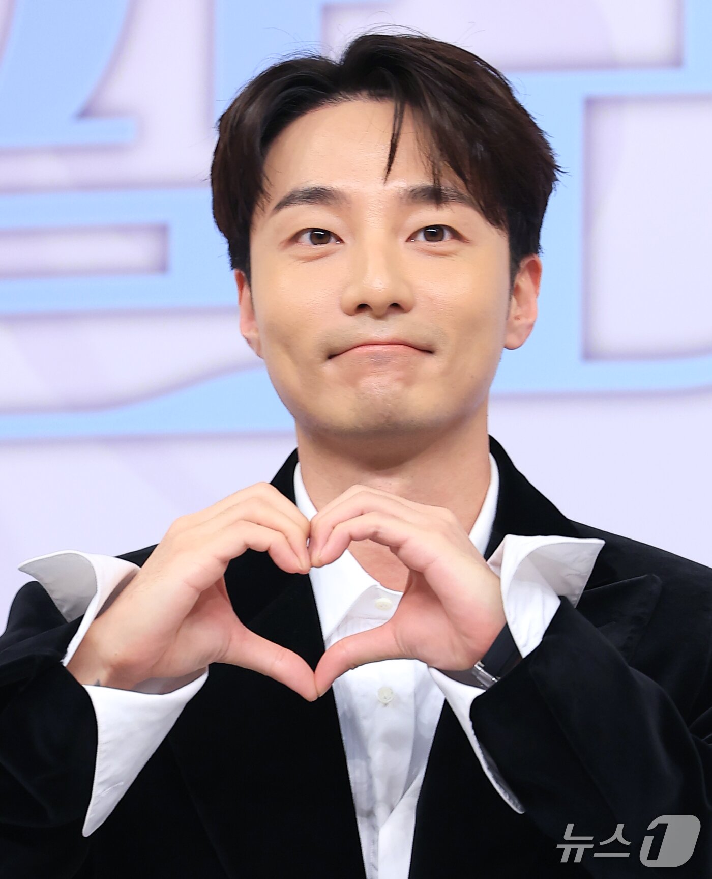 본문 이미지 - 가수 로이킴이 30일 서울 양천구 목동 SBS에서 열린 SBS 예능프로그램 '우리들의 발라드2' 제작발표회에 참석해 포즈를 취하고 있다. 2026.9.30 ⓒ 뉴스1 권현진 기자