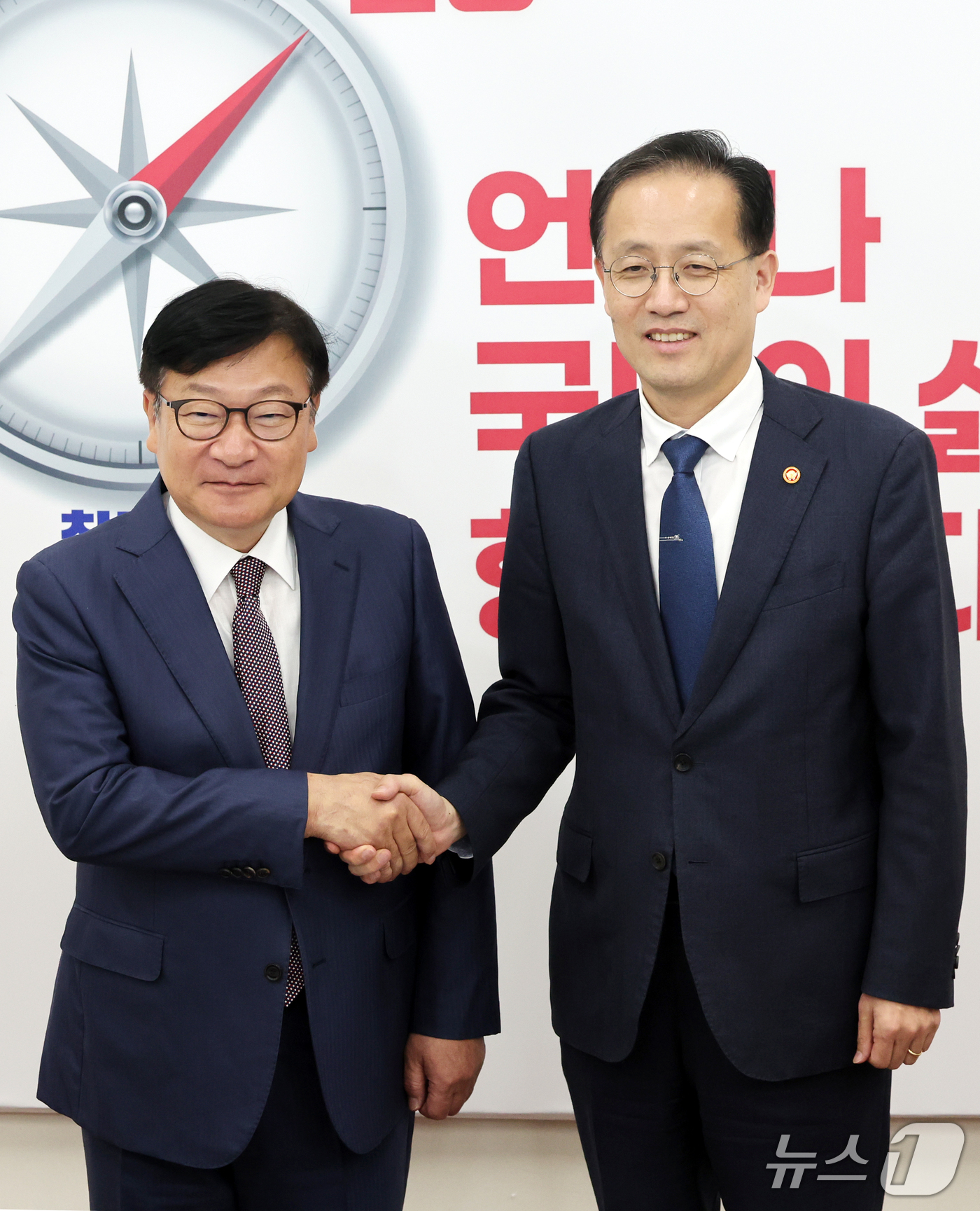 (서울=뉴스1) 황기선 기자 = 이형일 경제부총리 겸 재정경제부 장관과 정점식 국민의힘 원내대표가 30일 오전 서울 여의도 국회에서 악수를 나누고 있다.  2026.9.30/뉴스1 …