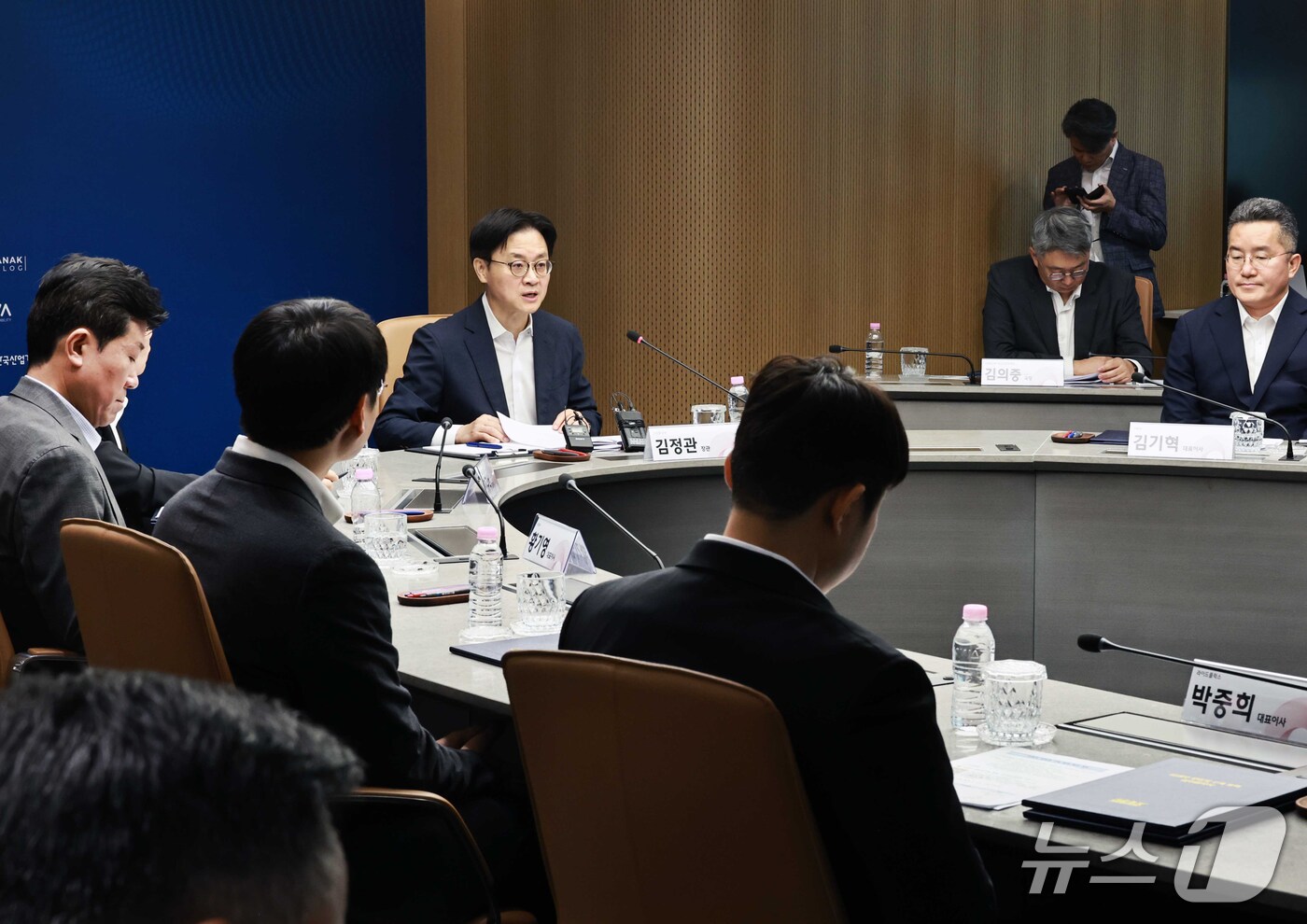 (서울=뉴스1) = 김정관 산업통상부 장관이 30일 오전 서울 역삼동 현대모비스 본사에서 열린 미래차 생태계 구축 가속화를 위한 기업 간담회를 주재하고 있다. (산업통상부 제공. …