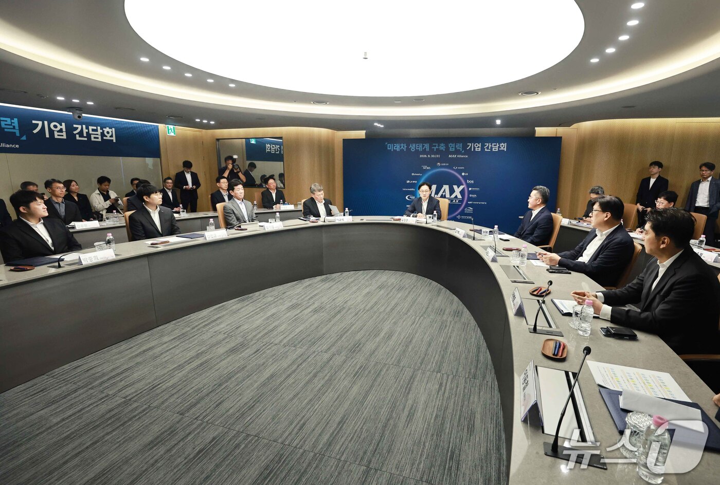 (서울=뉴스1) = 김정관 산업통상부 장관이 30일 오전 서울 역삼동 현대모비스 본사에서 열린 미래차 생태계 구축 가속화를 위한 기업 간담회를 주재하고 있다. (산업통상부 제공. …