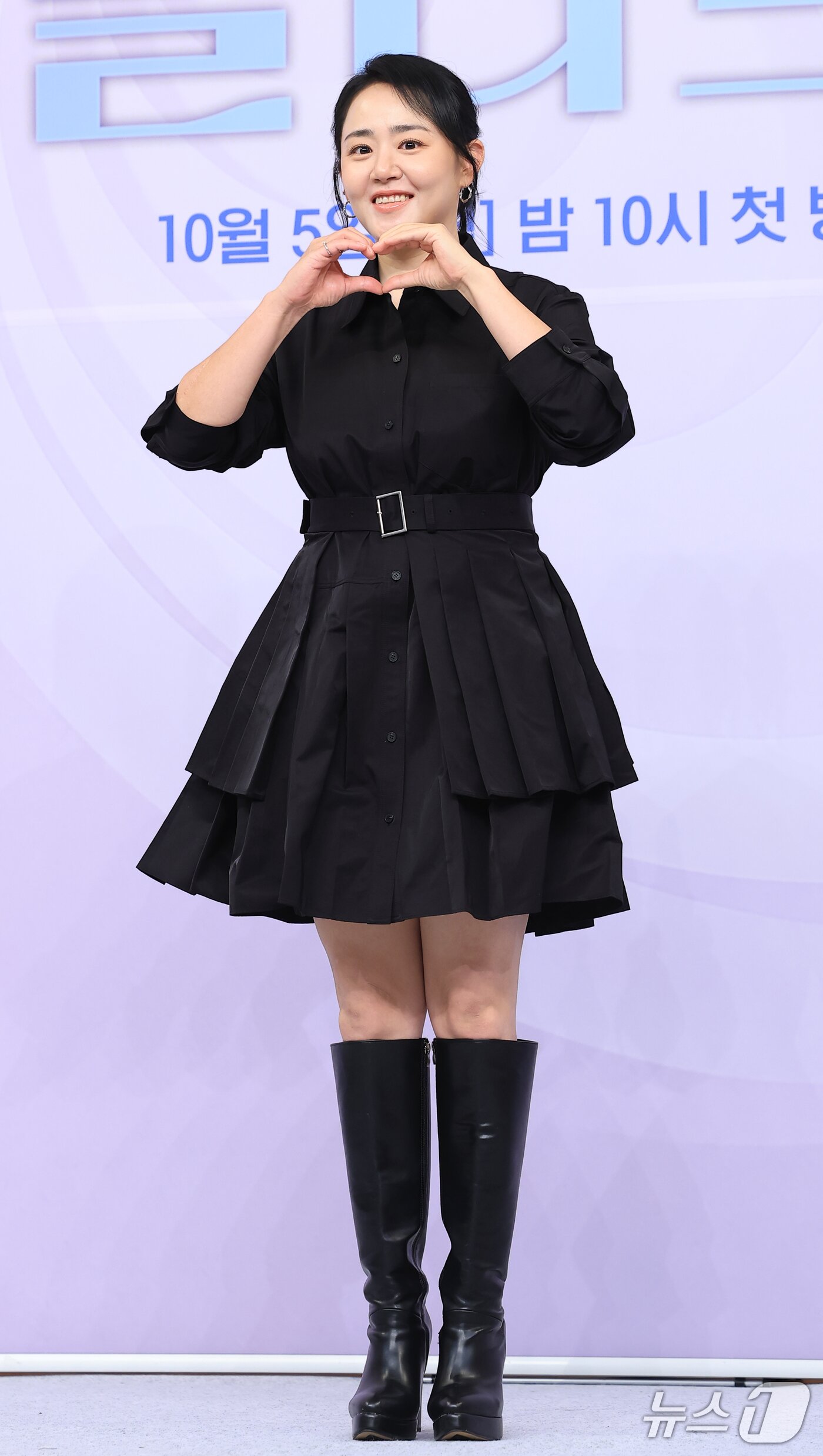 본문 이미지 - 배우 문근영이 30일 서울 양천구 목동 SBS에서 열린 SBS 예능프로그램 '우리들의 발라드2' 제작발표회에 참석해 하트 포즈를 취하고 있다. ⓒ 뉴스1 권현진 기자