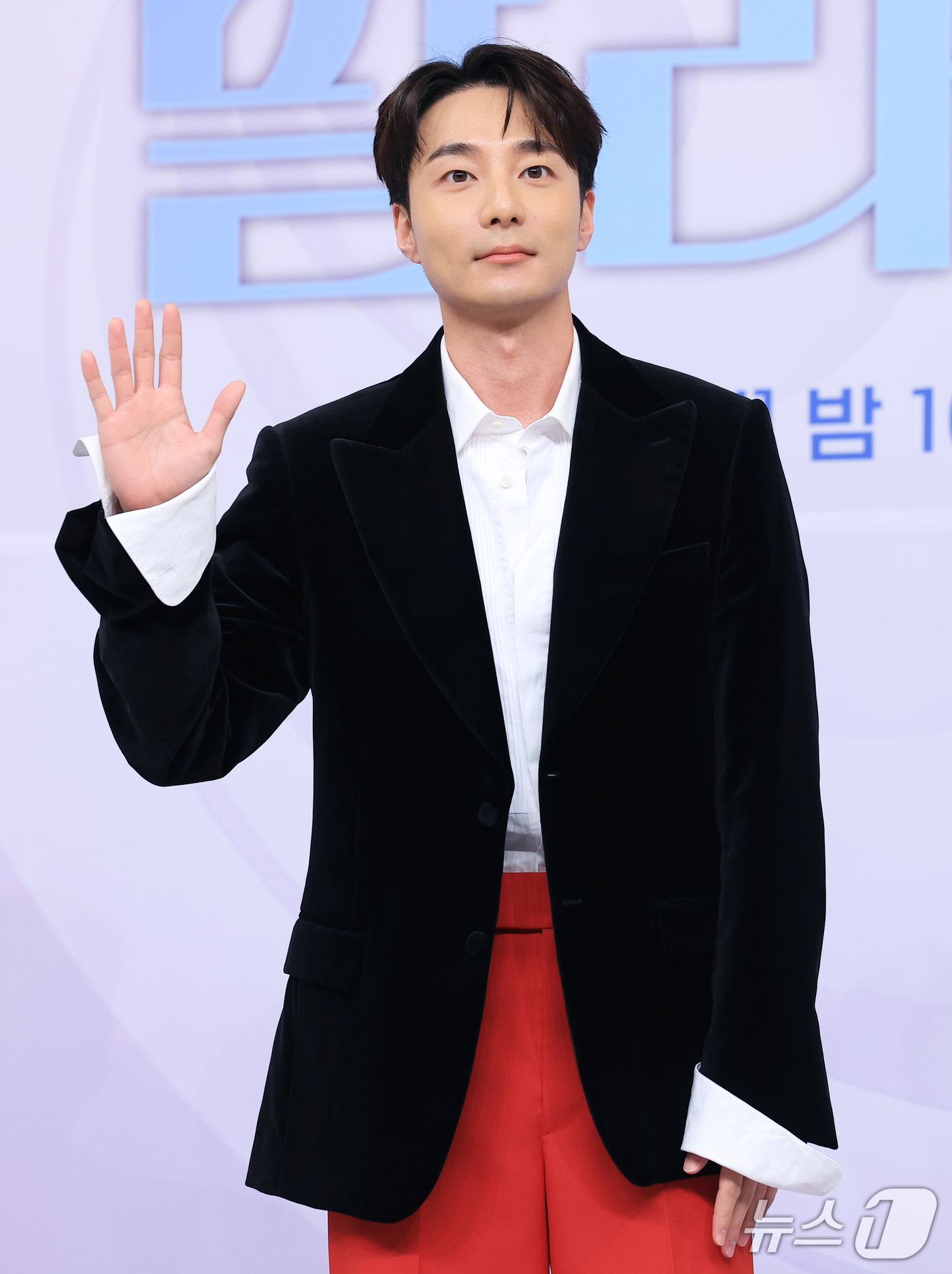 (서울=뉴스1) 권현진 기자 = 가수 로이킴이 30일 서울 양천구 목동 SBS에서 열린 SBS 예능프로그램 '우리들의 발라드2' 제작발표회에 참석해 포즈를 취하고 있다. 2026. …