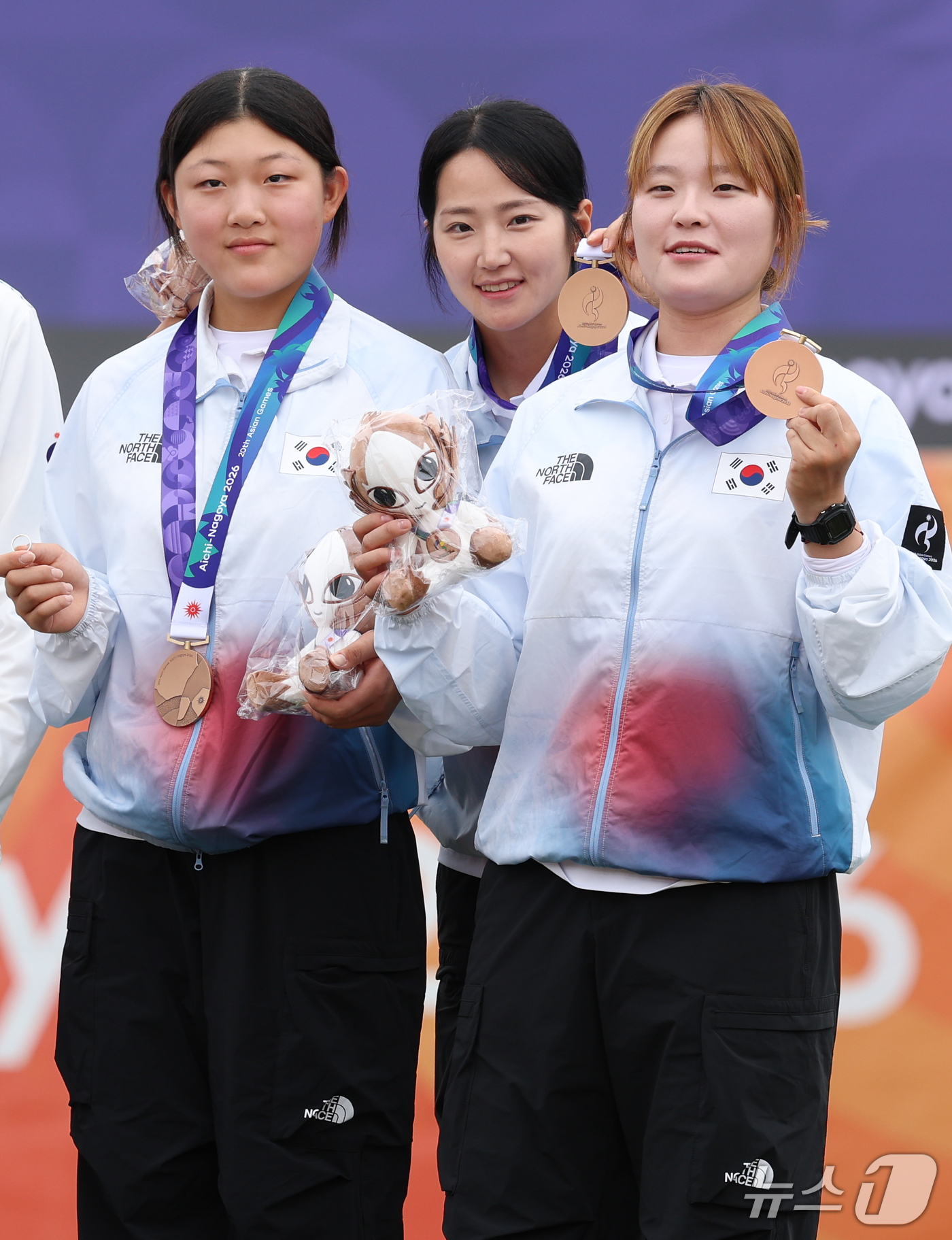 (오카자키=뉴스1) 안은나 기자 = 대한민국 강연서(왼쪽부터), 박정윤, 박예린이 30일 일본 오카자키 중앙종합공원 다목적광장에서 열린 2026 아이치·나고야 아시안게임 양궁 컴파 …