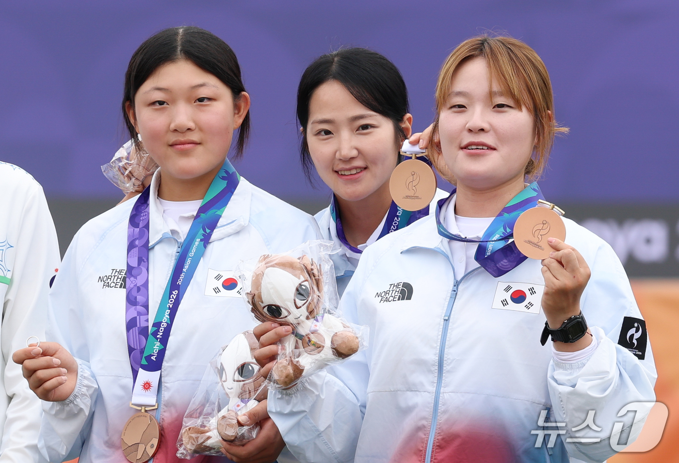 (오카자키=뉴스1) 안은나 기자 = 대한민국 강연서(왼쪽부터), 박정윤, 박예린이 30일 일본 오카자키 중앙종합공원 다목적광장에서 열린 2026 아이치·나고야 아시안게임 양궁 컴파 …