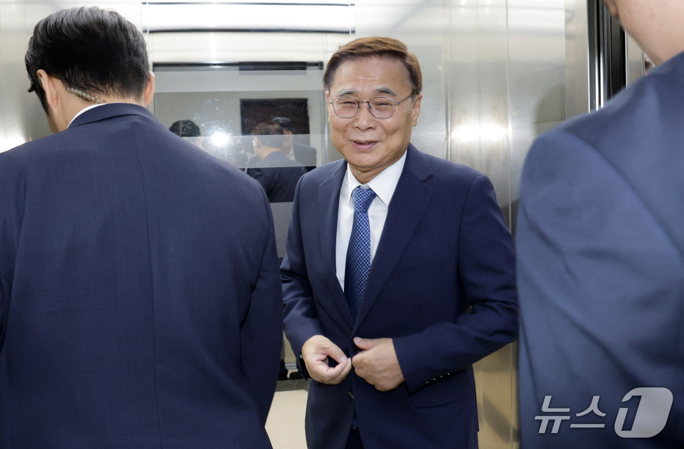 (서울=뉴스1) 국회사진기자단 = 이종석 국정원장이 30일 서울 여의도 국회에서 열린 정보위원회 전체회의를 마치고 퇴장하고 있다. 2026.9.30/뉴스1