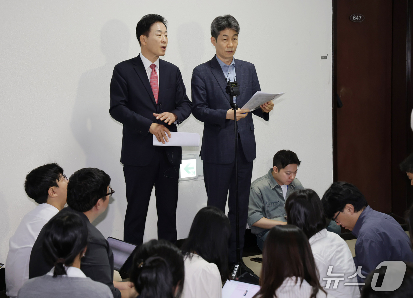(서울=뉴스1) 국회사진기자단 = 국회 정보위 여야 간사인 윤건영 더불어민주당(오른쪽), 유영하 국민의힘 의원이 30일 서울 여의도 정보위원회 전체회의를 마친 후 브리핑하고 있다. …
