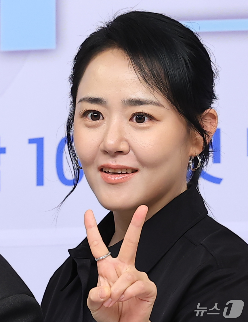 (서울=뉴스1) 권현진 기자 = 배우 문근영이 30일 서울 양천구 목동 SBS에서 열린 SBS 예능프로그램 '우리들의 발라드2' 제작발표회에 참석해 포즈를 취하고 있다. 2026. …