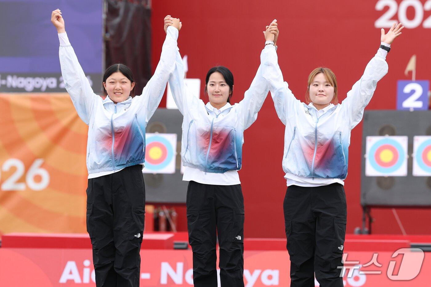 본문 이미지 - 대한민국 강연서(왼쪽부터), 박정윤, 박예린이 30일 일본 오카자키 중앙종합공원 다목적광장에서 열린 2026 아이치·나고야 아시안게임 양궁 컴파운드 여자 단체전 시상식에서 동메달을 수상하기 위해 단상에 오르고 있다. 2026.9.30 ⓒ 뉴스1 안은나 기자