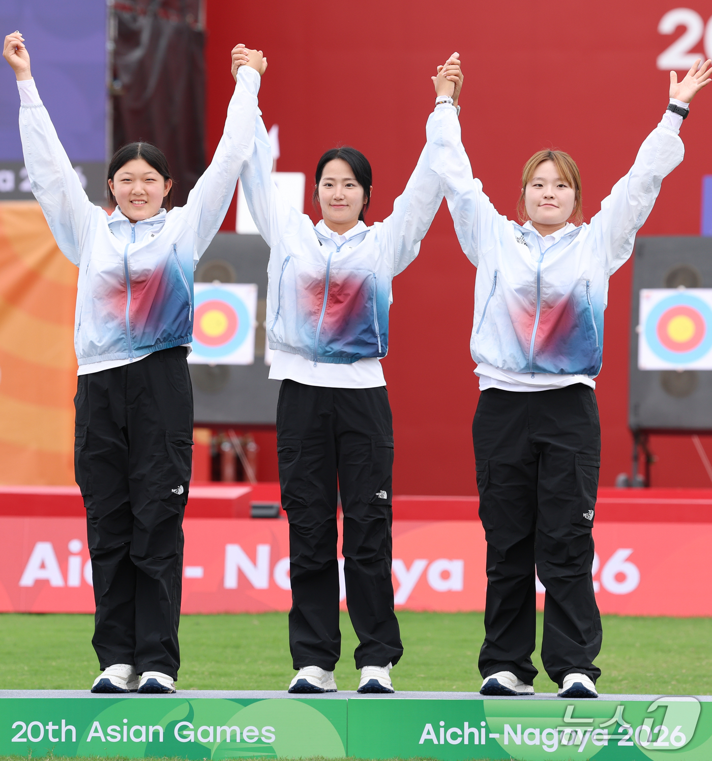 (오카자키=뉴스1) 안은나 기자 = 대한민국 강연서(왼쪽부터), 박정윤, 박예린이 30일 일본 오카자키 중앙종합공원 다목적광장에서 열린 2026 아이치·나고야 아시안게임 양궁 컴파 …
