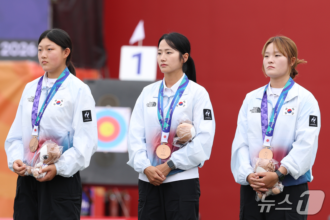 (오카자키=뉴스1) 안은나 기자 = 대한민국 강연서(왼쪽부터), 박정윤, 박예린이 30일 일본 오카자키 중앙종합공원 다목적광장에서 열린 2026 아이치·나고야 아시안게임 양궁 컴파 …