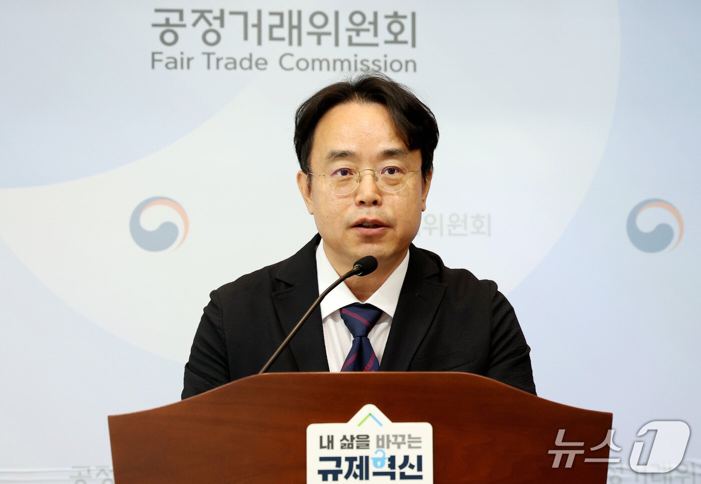 본문 이미지 - 전성복 공정거래위원회 기업거래결합심사국장이 30일 세종시 정부세종청사에서 대한항공과 아시아나 기업결합 관련 시정조치 불이행 및 시정조치 변경신청 건 심의 절차 개시 내용을 발표하고 있다. 2026.9.30/ ⓒ 뉴스1 김기남 기자