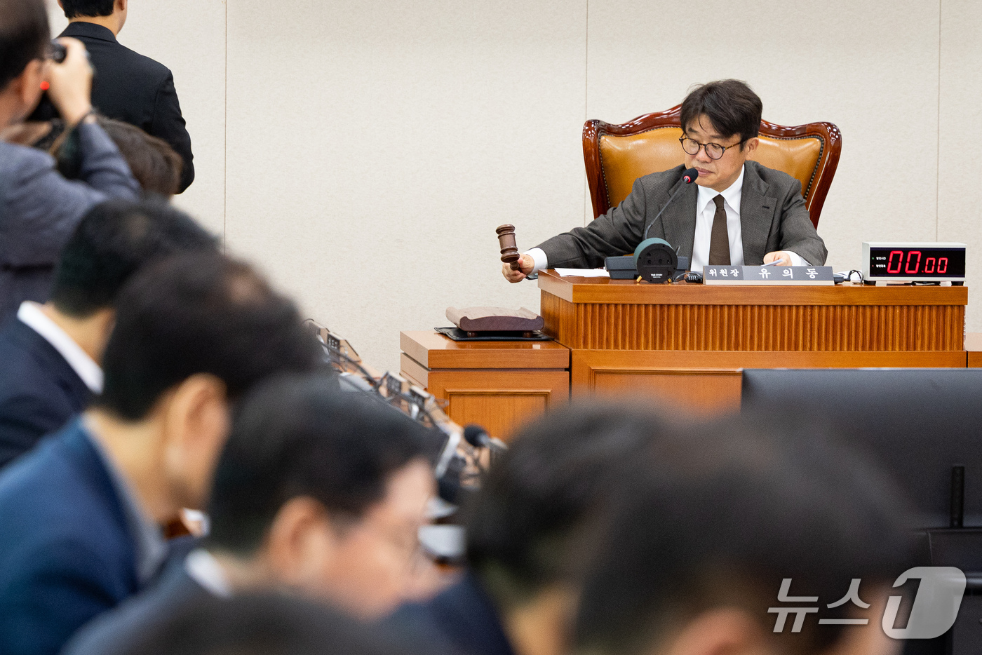 (서울=뉴스1) 유승관 기자 = 유의동 국회 국토교통위원장이 30일 서울 여의도 국회에서 열린 제439회 국회(정기회) 국토교통위원회 제4차 전체회의에서 의사봉을 두드리고 있다. …