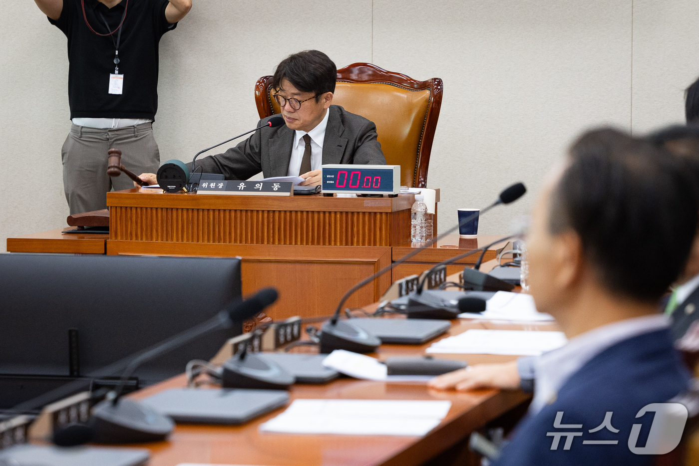(서울=뉴스1) 유승관 기자 = 유의동 국회 국토교통위원장이 30일 서울 여의도 국회에서 열린 제439회 국회(정기회) 국토교통위원회 제4차 전체회의에서 의사봉을 두드리고 있다. …