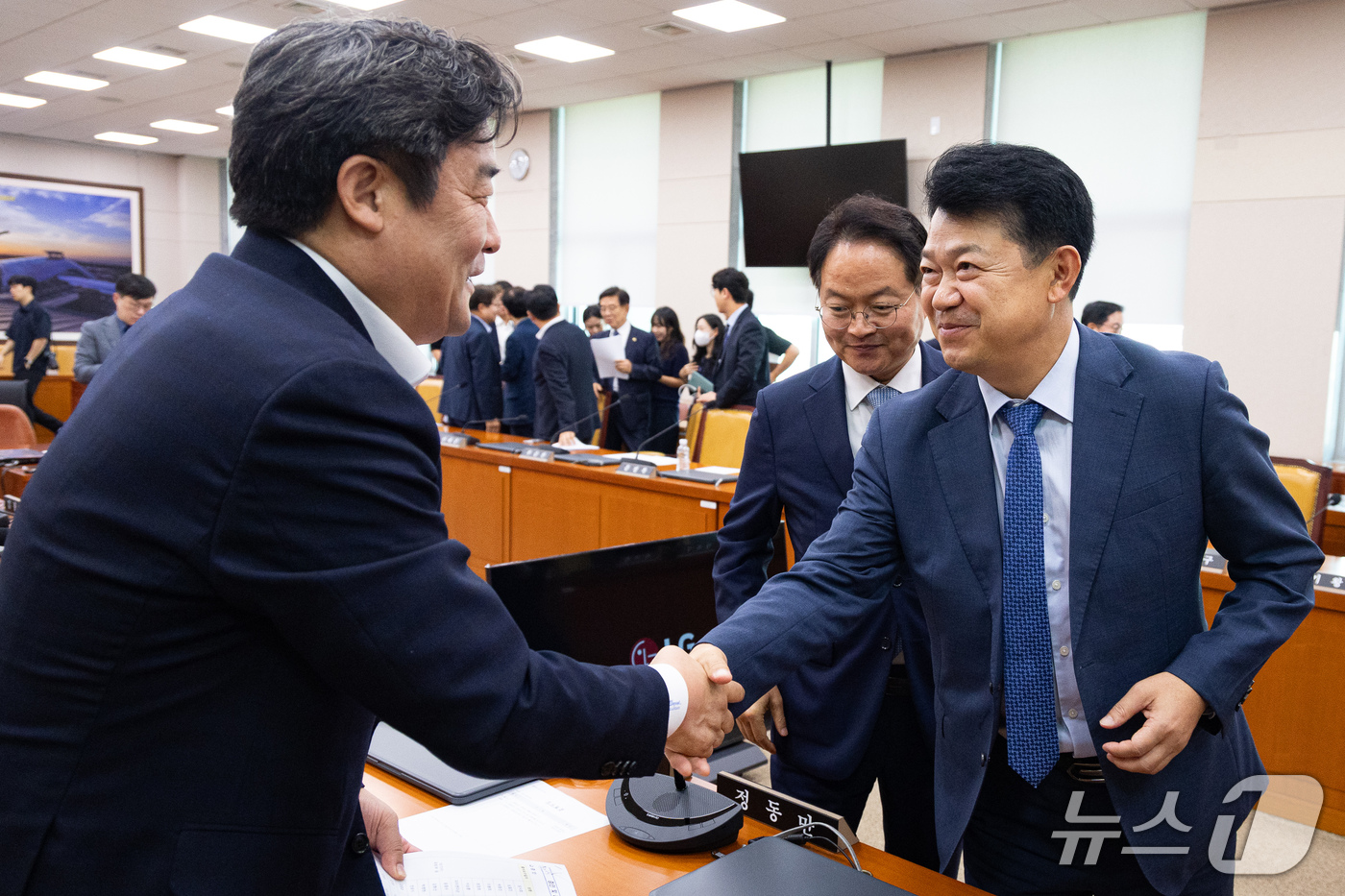 (서울=뉴스1) 유승관 기자 = 국회 국토교통위원회 더불어민주당 복기왕(오른쪽), 국민의힘 정동만 간사가 30일 서울 여의도 국회에서 열린 제439회 국회(정기회) 국토교통위원회 …
