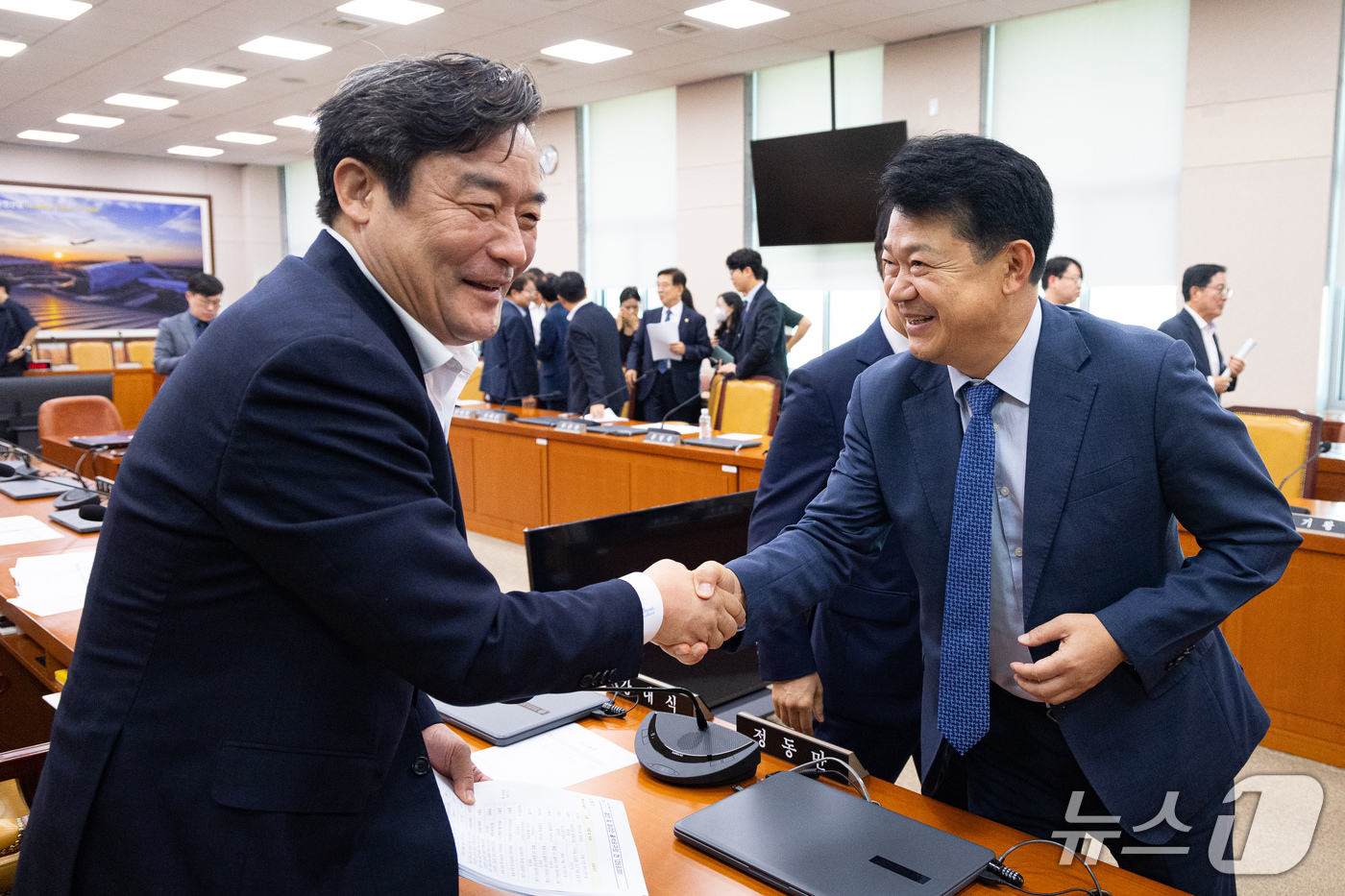 (서울=뉴스1) 유승관 기자 = 국회 국토교통위원회 더불어민주당 복기왕(오른쪽), 국민의힘 정동만 간사가 30일 서울 여의도 국회에서 열린 제439회 국회(정기회) 국토교통위원회 …