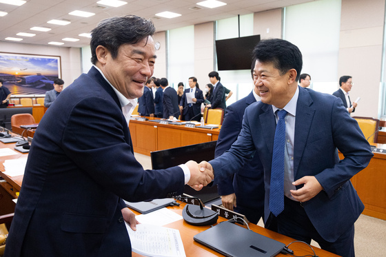 악수하는 국토위 복기왕·정동만 여야 간사