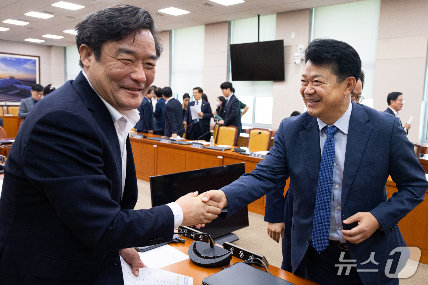 (서울=뉴스1) 유승관 기자 = 국회 국토교통위원회 더불어민주당 복기왕(오른쪽), 국민의힘 정동만 간사가 30일 서울 여의도 국회에서 열린 제439회 국회(정기회) 국토교통위원회 …