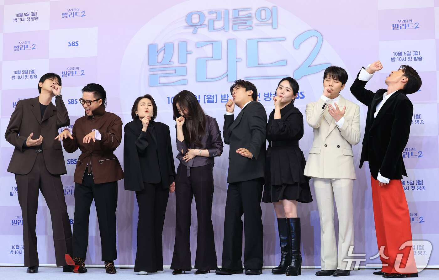 본문 이미지 - 주우재(왼쪽부터)와 정재형, 박경림, 안정현 PD, 차태현, 문근영, 정승환, 로이킴이 30일 서울 양천구 목동 SBS에서 열린 SBS 예능프로그램 '우리들의 발라드2'(우발라2) 제작발표회에 참석해 포즈를 취하고 있다. ⓒ 뉴스1 권현진 기자