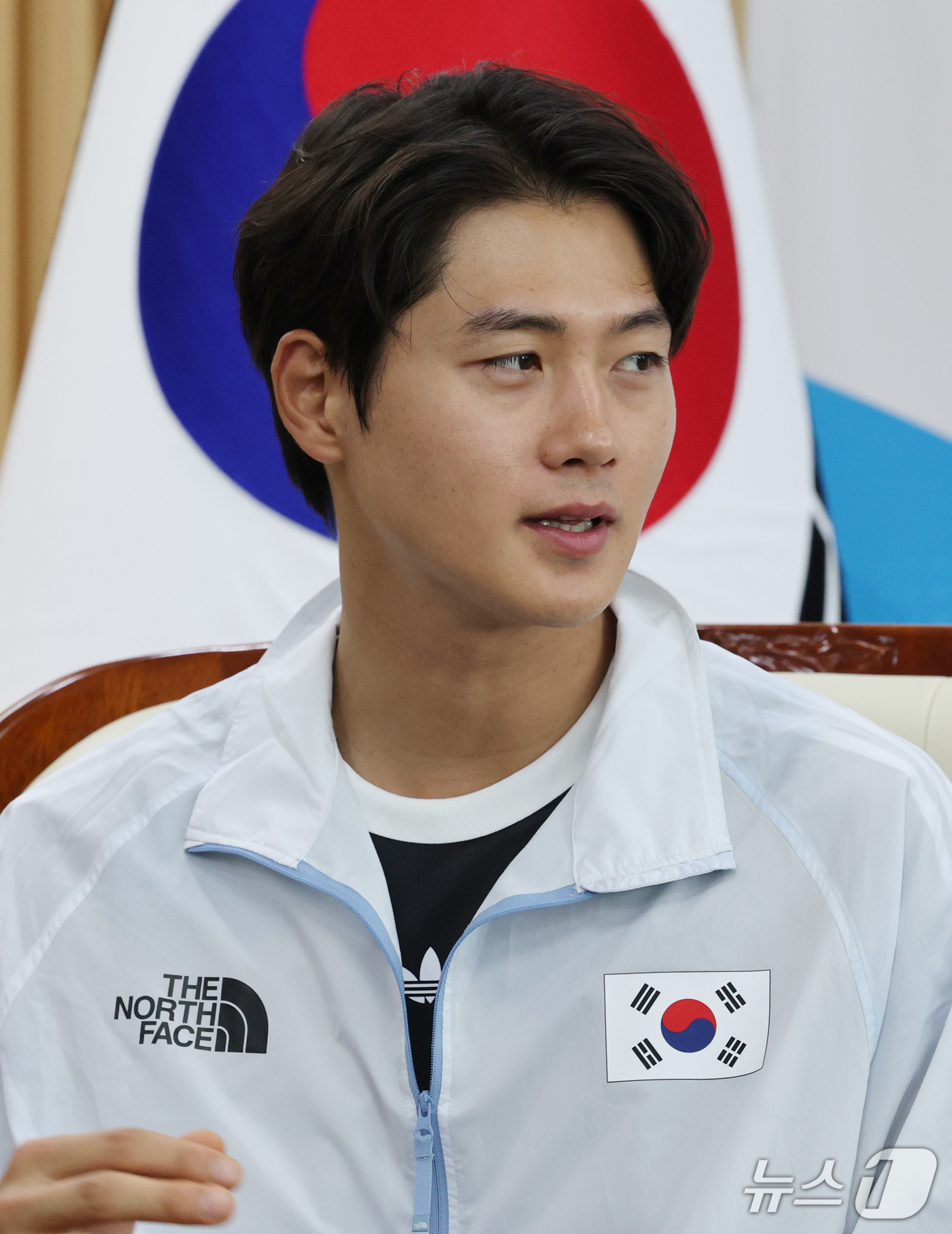 (대전=뉴스1) 김기태 기자 = 오상욱 펜싱 선수가 30일 대전시청 접견실에서 열린 2026 아이치 나고야 아시안게임에서 메달을 획득한 대전시 소속 선수 격려행사에서 소감을 밝히고 …