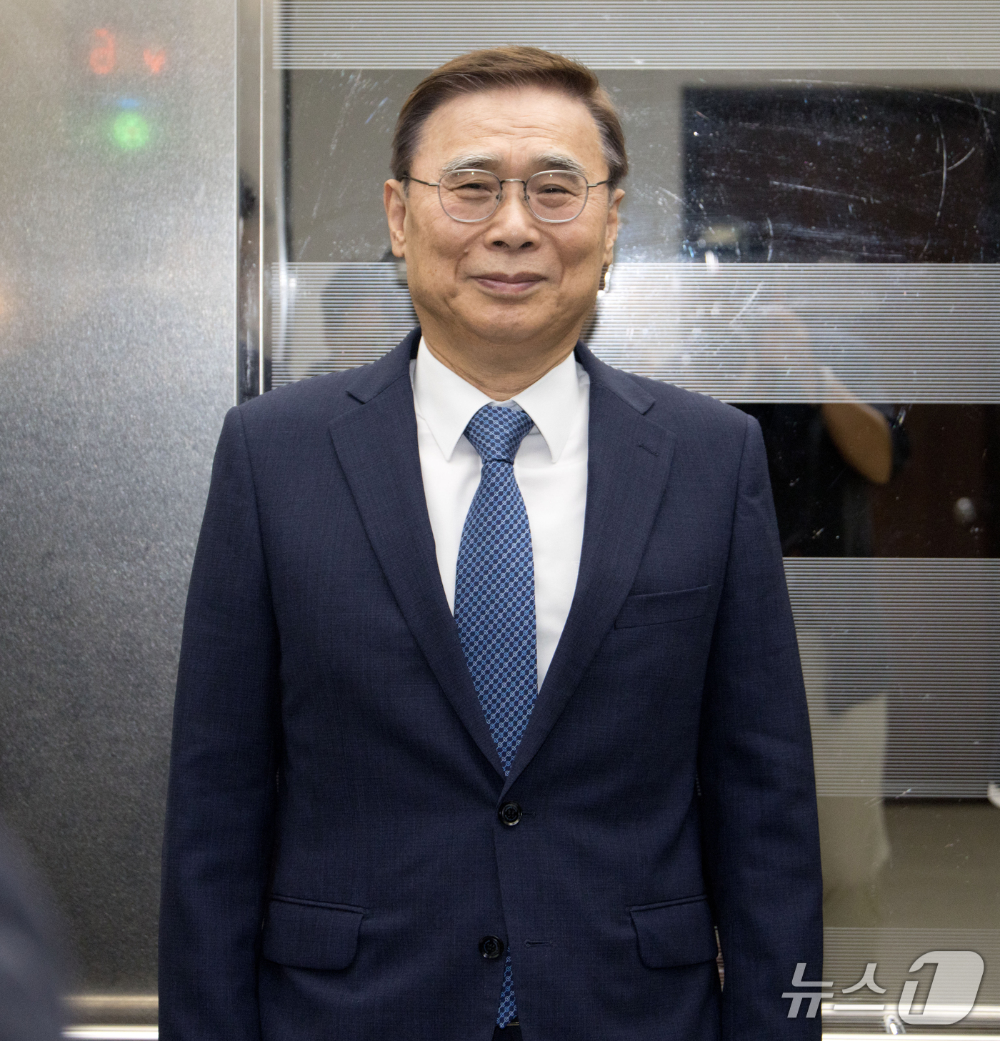 (서울=뉴스1) 국회사진기자단 = 이종석 국정원장이 30일 서울 여의도 국회에서 열린 정보위원회 전체회의를 마치고 퇴장하고 있다. 2026.9.30/뉴스1