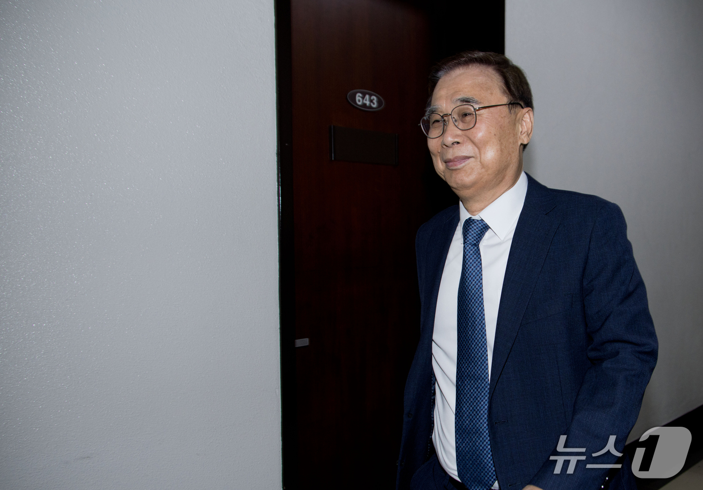 (서울=뉴스1) 국회사진기자단 = 이종석 국정원장이 30일 서울 여의도 국회에서 열린 정보위원회 전체회의를 마치고 퇴장하고 있다. 2026.9.30/뉴스1