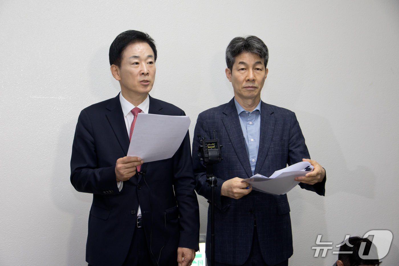 (서울=뉴스1) 국회사진기자단 = 국회 정보위 여야 간사인 윤건영 더불어민주당(오른쪽), 유영하 국민의힘 의원이 30일 서울 여의도 정보위원회 전체회의를 마친 후 브리핑하고 있다. …