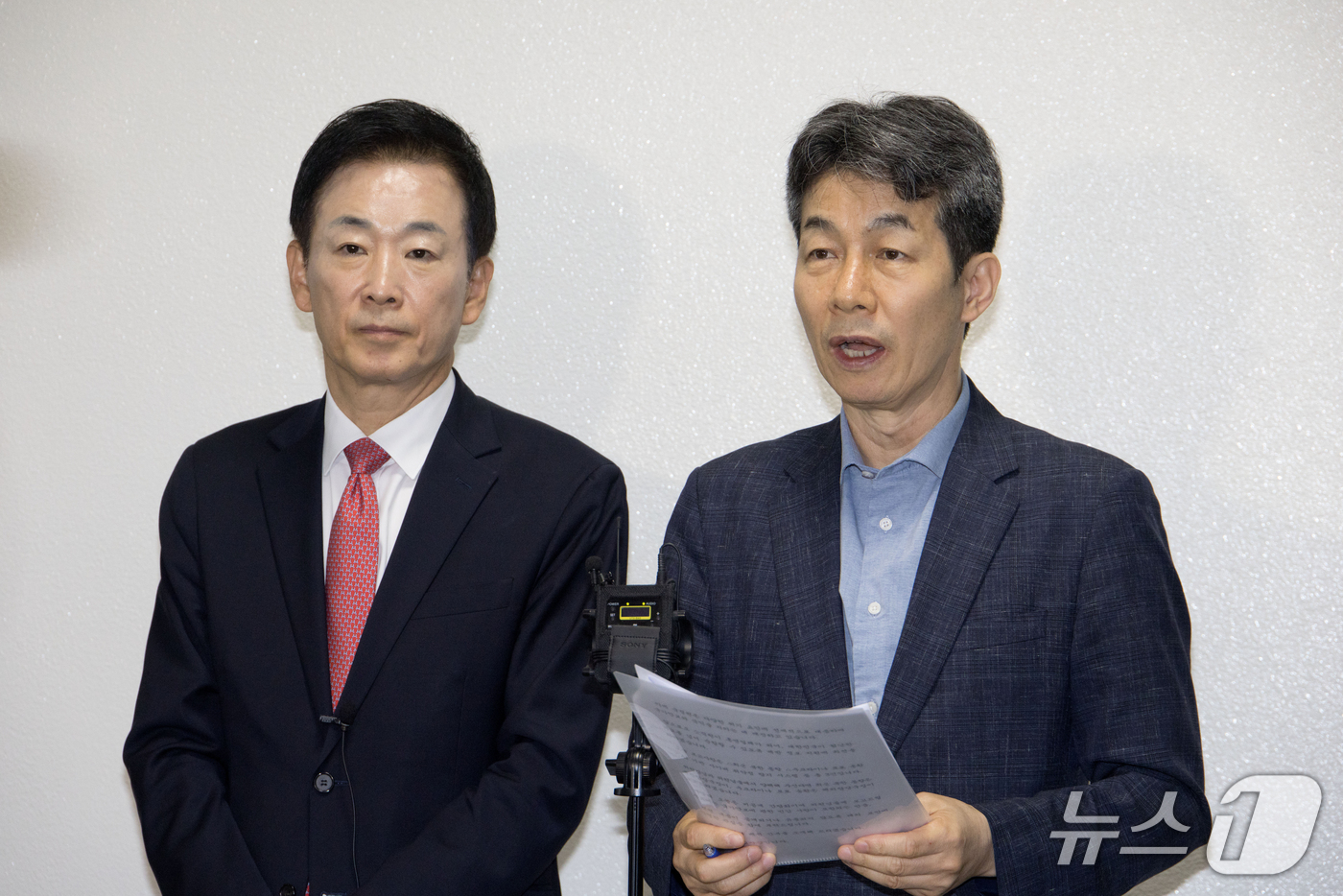 (서울=뉴스1) 국회사진기자단 = 국회 정보위 여야 간사인 윤건영 더불어민주당(오른쪽), 유영하 국민의힘 의원이 30일 서울 여의도 정보위원회 전체회의를 마친 후 브리핑하고 있다. …