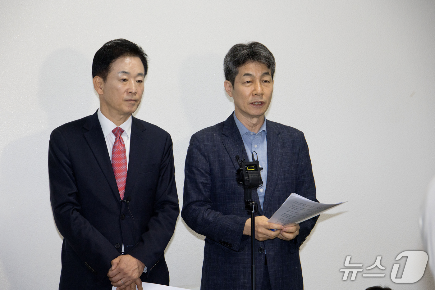 (서울=뉴스1) 국회사진기자단 = 국회 정보위 여야 간사인 윤건영 더불어민주당(오른쪽), 유영하 국민의힘 의원이 30일 서울 여의도 정보위원회 전체회의를 마친 후 브리핑하고 있다. …