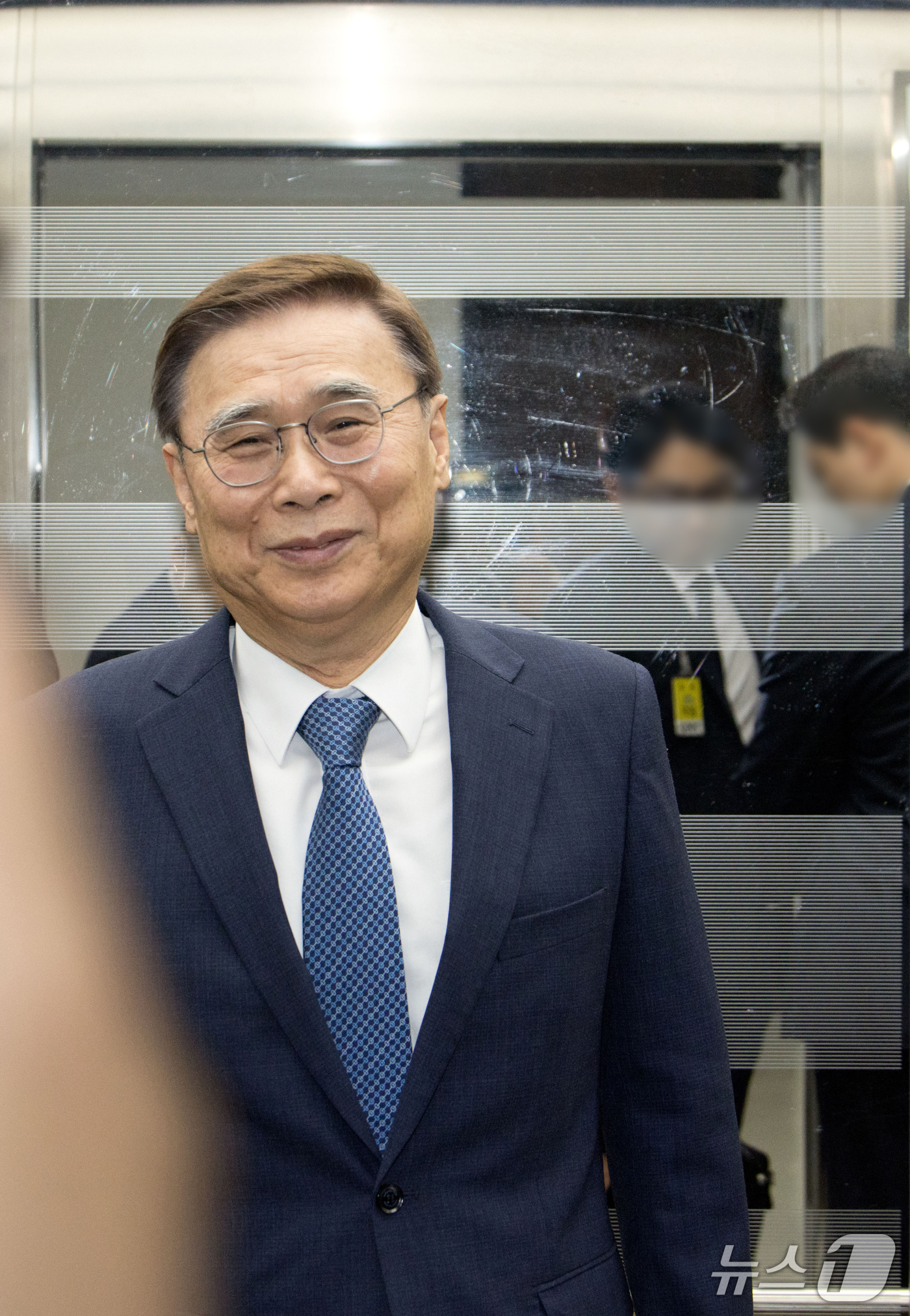 (서울=뉴스1) 국회사진기자단 = 이종석 국정원장이 30일 서울 여의도 국회에서 열린 정보위원회 전체회의를 마치고 퇴장하고 있다. 2026.9.30/뉴스1