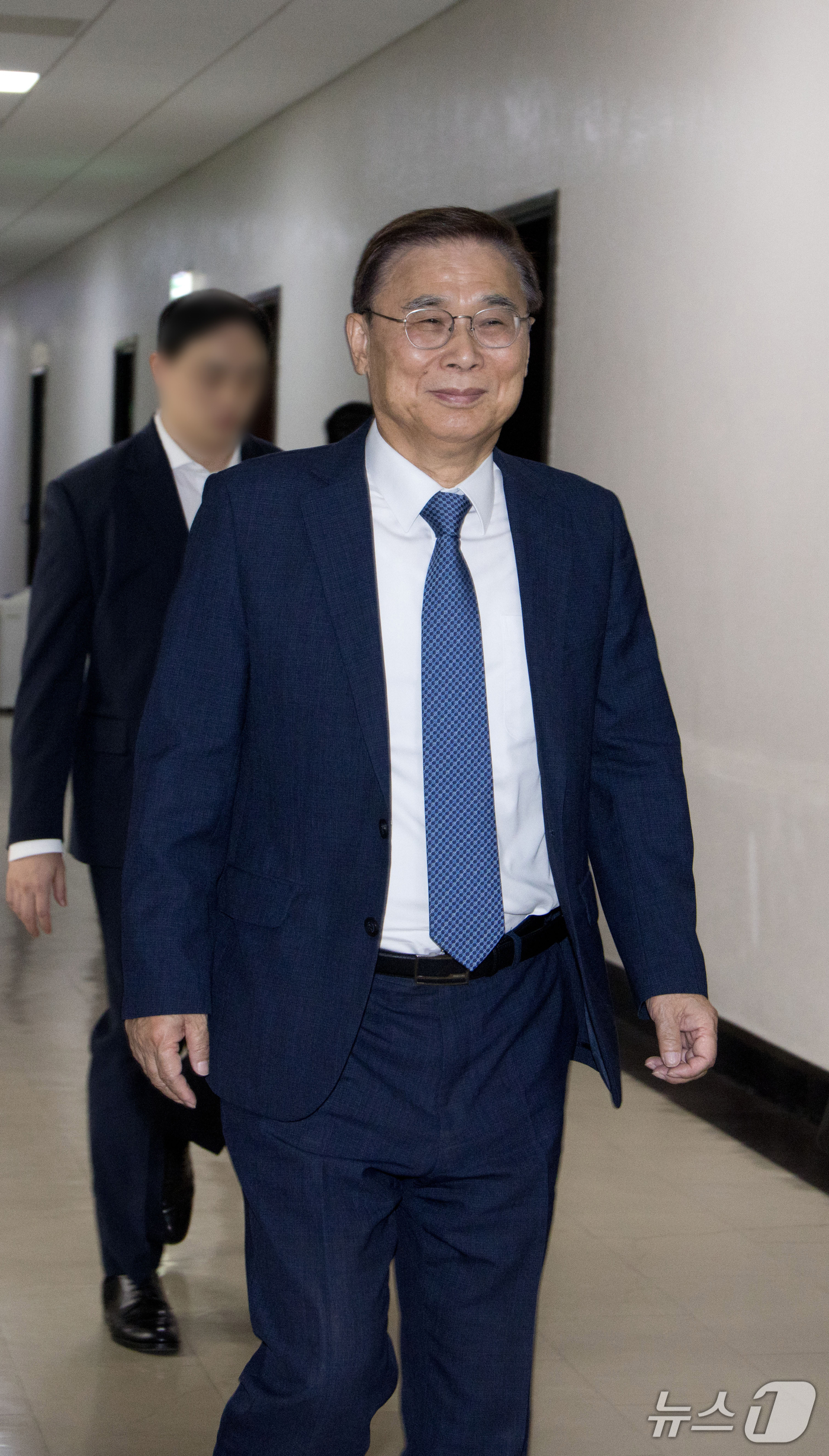 (서울=뉴스1) 국회사진기자단 = 이종석 국정원장이 30일 서울 여의도 국회에서 열린 정보위원회 전체회의를 마치고 퇴장하고 있다. 2026.9.30/뉴스1