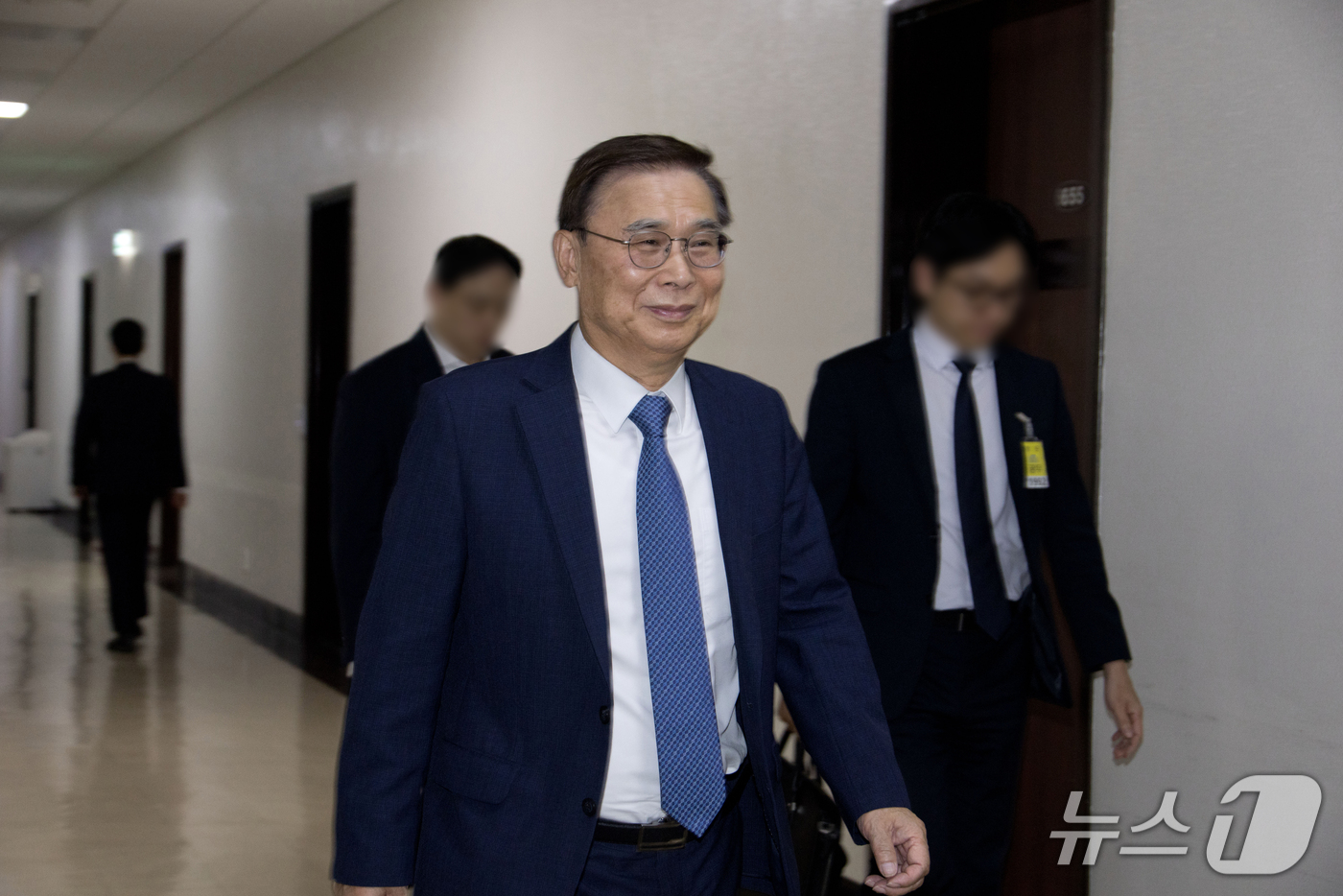 (서울=뉴스1) 국회사진기자단 = 이종석 국정원장이 30일 서울 여의도 국회에서 열린 정보위원회 전체회의를 마치고 퇴장하고 있다. 2026.9.30/뉴스1