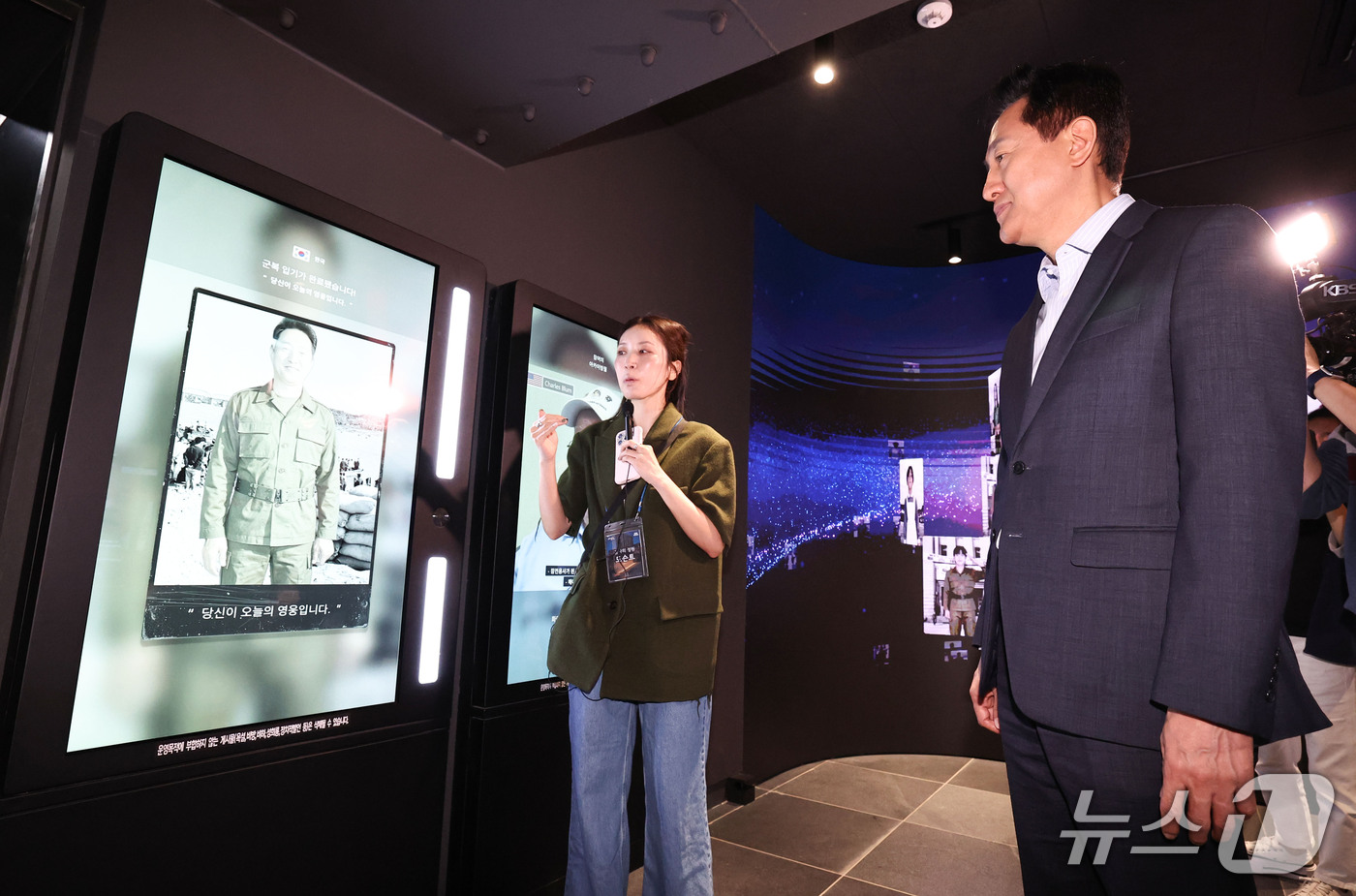 (서울=뉴스1) 이종수 기자 = 오세훈 서울시장이 30일 오전 서울 종로구 감사의정원 프리덤 홀에서 열린 청년 부상제대군인 간담회에서 전시를 둘러보고 있다. 2026.9.30/뉴스 …
