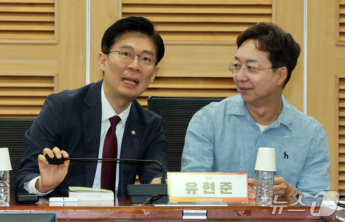 (서울=뉴스1) 박세연 기자 = 조정훈 국민의힘 의원과 유현준 교수가 30일 서울 여의도 국회 의원회관에서 열린 수도권 주거혁신포럼 창립 세미나에서 대화를 나누고 있다. 2026. …