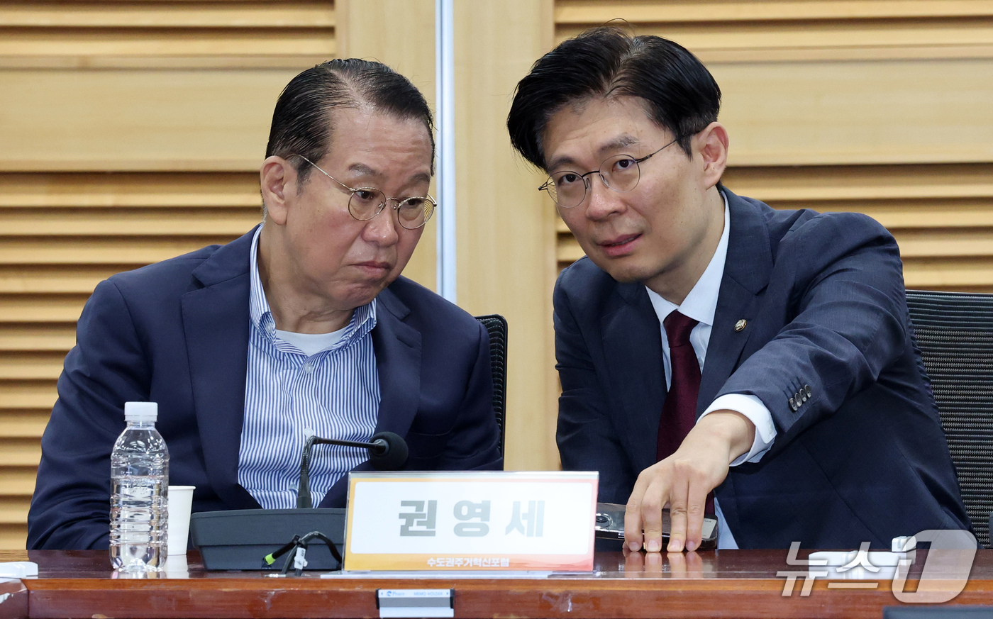 (서울=뉴스1) 박세연 기자 = 조정훈, 권영세 국민의힘 의원이 30일 서울 여의도 국회 의원회관에서 열린 수도권 주거혁신포럼 창립 세미나에서 대화를 나누고 있다. 2026.9.3 …