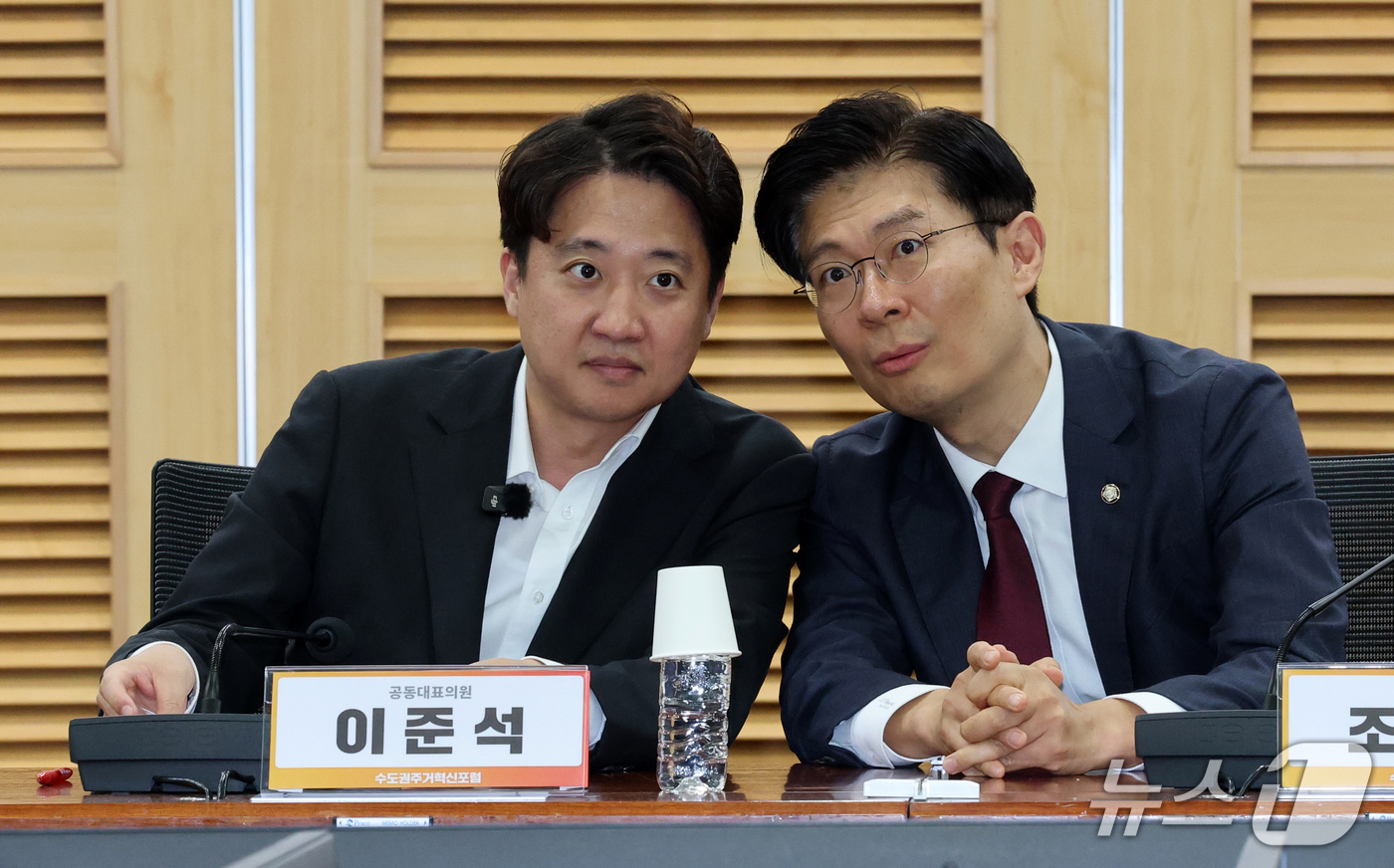 (서울=뉴스1) 박세연 기자 = 조정훈 국민의힘 의원과 이준석 개혁신당 의원이 30일 서울 여의도 국회 의원회관에서 열린 수도권주거혁신포럼 창립 세미나에서 대화를 나누고 있다. 수 …