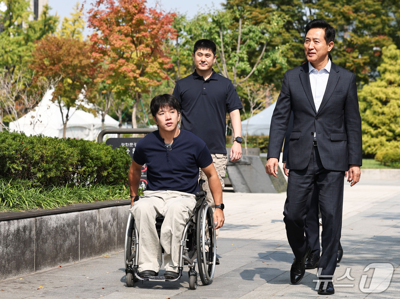 (서울=뉴스1) 이종수 기자 = 오세훈 서울시장이 30일 오전 서울 종로구 감사의정원에서 열린 청년 부상제대군인 간담회에서 이동하고 있다. 2026.9.30/뉴스1