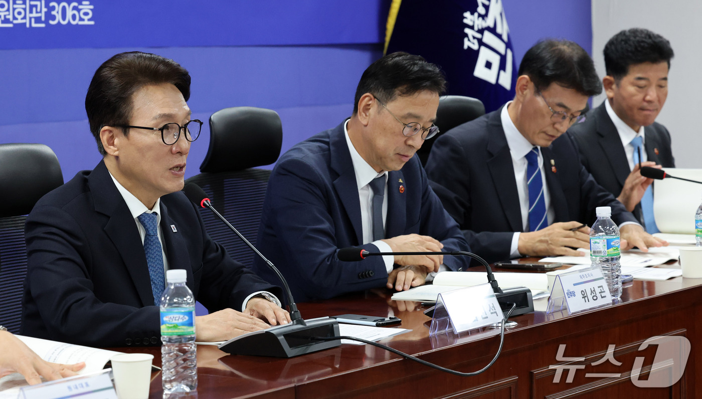 (서울=뉴스1) 박세연 기자 = 김민석 더불어민주당 대표가 30일 서울 여의도 국회 의원회관에서 열린 민주당·제주 예산정책협의회에서 모두발언을 하고 있다. 2026.9.30/뉴스1 …