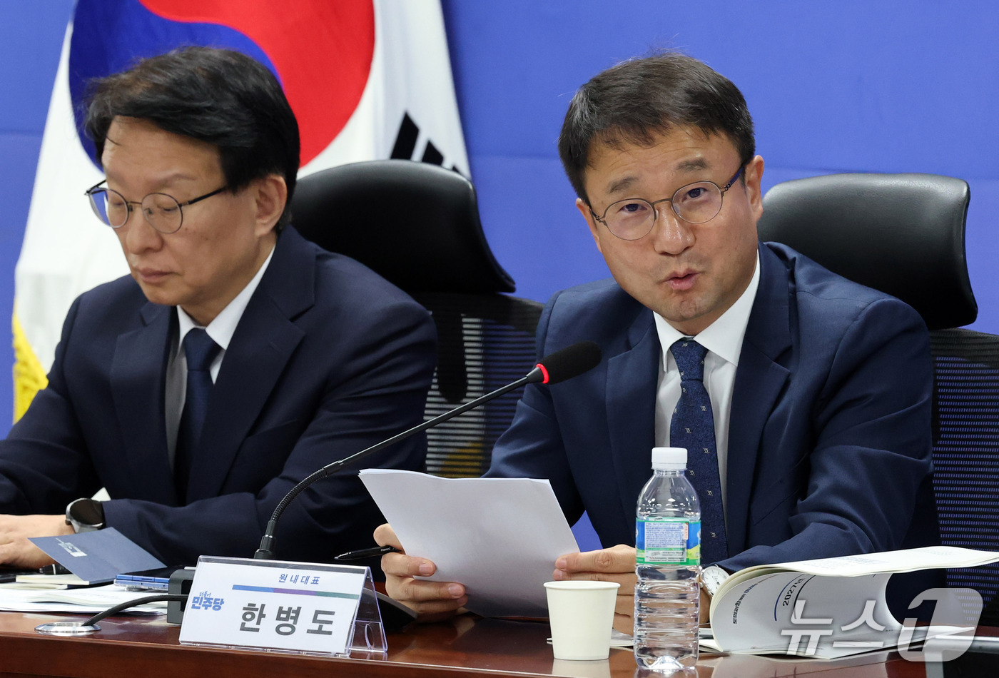 (서울=뉴스1) 박세연 기자 = 한병도 더불어민주당 원내대표가 30일 서울 여의도 국회 의원회관에서 열린 민주당·제주 예산정책협의회에서 모두발언을 하고 있다. 2026.9.30/뉴 …