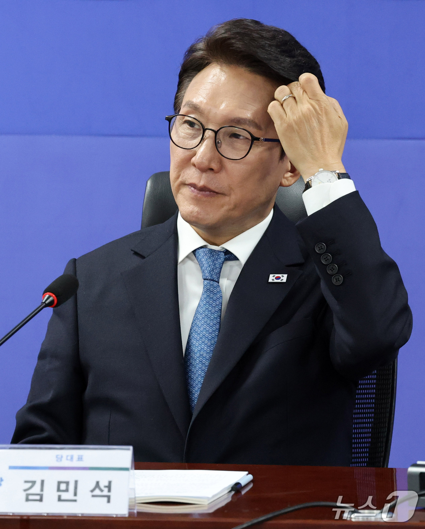 (서울=뉴스1) 박세연 기자 = 김민석 더불어민주당 대표가 30일 서울 여의도 국회 의원회관에서 열린 민주당·제주 예산정책협의회에서 머리를 만지고 있다. 2026.9.30/뉴스1