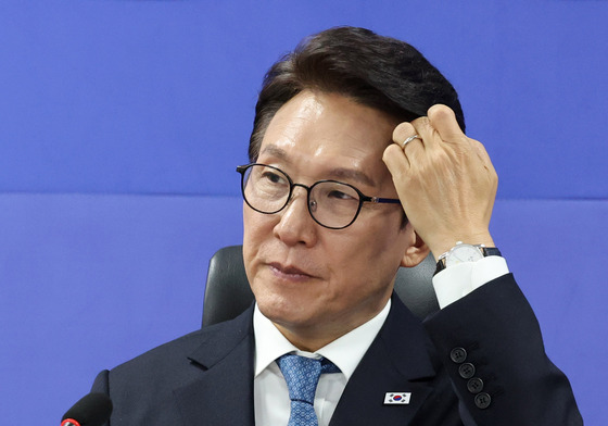 머리 만지는 김민석 대표