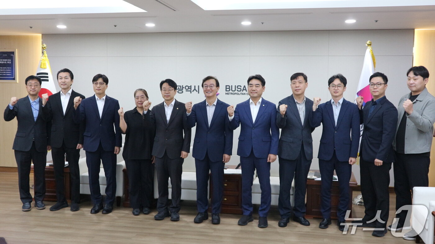 본문 이미지 - '부산 발전 여·야·정 회의' 참석자들이 기념사진을 찍고 있다.2026.9.30 ⓒ 뉴스1 이주현 기자