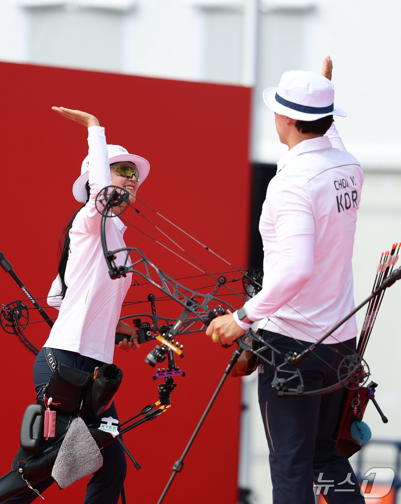 (오카자키=뉴스1) 안은나 기자 = 대한민국 박정윤, 최용희가 30일 일본 오카자키 중앙종합공원 다목적광장에서 열린 2026 아이치·나고야 아시안게임 양궁 컴파운드 혼성 단체전 준 …
