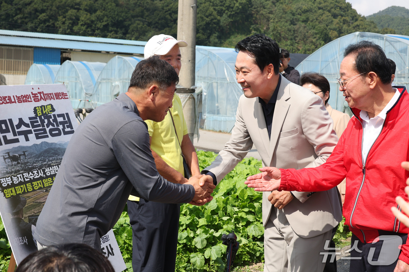 (충주=뉴스1) 신웅수 기자 = 장동혁 국민의힘 대표가 30일 충북 충주시 용두동 일대 농지를 찾아 농지 임차인, 임대인과 인사하고 있다. 2026.9.30/뉴스1