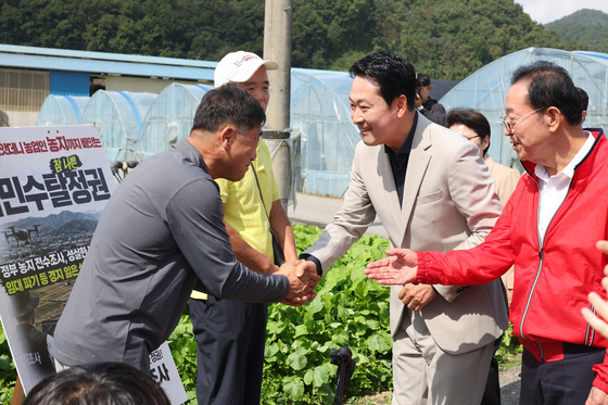 농지 관계자들과 인사하는 장동혁 대표