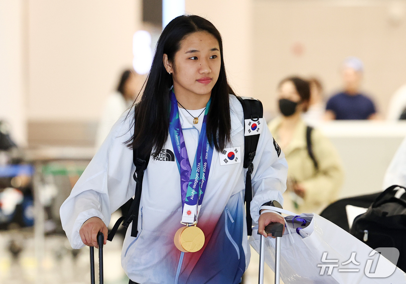 (인천공항=뉴스1) 최지환 기자 = 2026 아이치·나고야 아시안게임 배드민턴 여자 단식에서 금메달을 차지한 안세영이 30일 인천국제공항 제2여객터미널을 통해 귀국하고 있다. 20 …