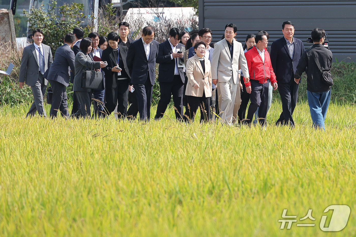 (충주=뉴스1) 신웅수 기자 = 장동혁 국민의힘 대표가 30일 충북 충주시 용두동 일대에서 농지를 살펴보고 있다. 2026.9.30/뉴스1