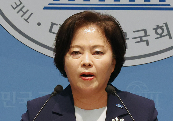기자회견 갖는 정춘생 조국혁신당 사무총장