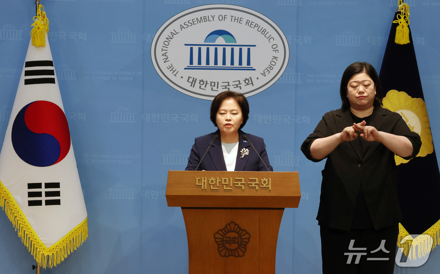 (서울=뉴스1) 박세연 기자 = 정춘생 조국혁신당 사무총장이 30일 서울 여의도 국회 소통관에서 주요 현안 관련 기자회견을 하고 있다. 2026.9.30/뉴스1
